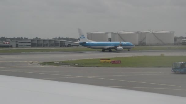 Klm飛行機がオランダ スキポールの滑走路に移動2016年 — ストック動画