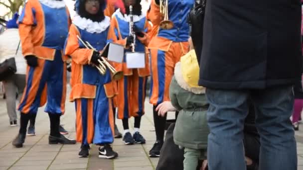 Kleiner Junge Beim Anblick Der Zwarte Pieten Buitenveldert Amsterdam Niederlande — Stockvideo