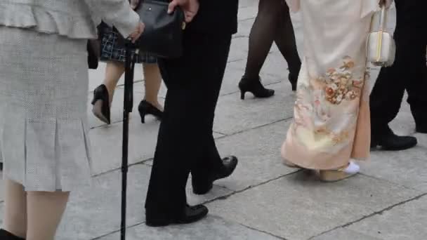 Unterer Teil Einer Japanischen Braut Die Yasaka Schrein Entlang Geht — Stockvideo