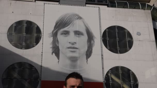 在荷兰阿姆斯特丹约翰 克鲁杰夫竞技场的约翰 克鲁杰夫公告牌上喝酒的人2020年 — 图库视频影像