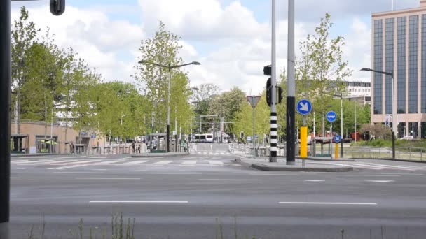 男はアムステルダムのヒューゴ ヴリースラアン ストラートで交差点を歩く12 5月2020 — ストック動画