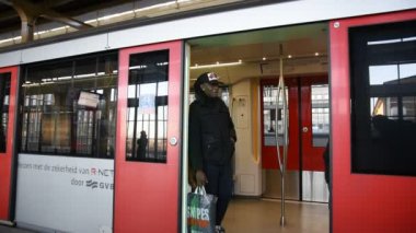 Amsterdam Amstel İstasyonu 'nda Metro Kapısı Kapanıyor Hollanda 2019