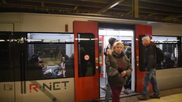 メトロR Netがアムステルダム駅で夜にドアを開くオランダ28 12月2019 — ストック動画