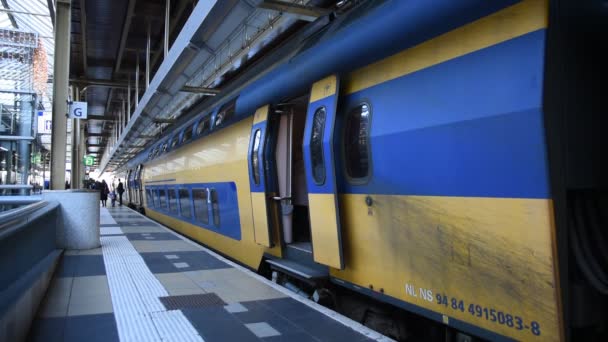 Abrir Puerta Tren Amstel Amsterdam Los Países Bajos 2019 — Vídeos de Stock