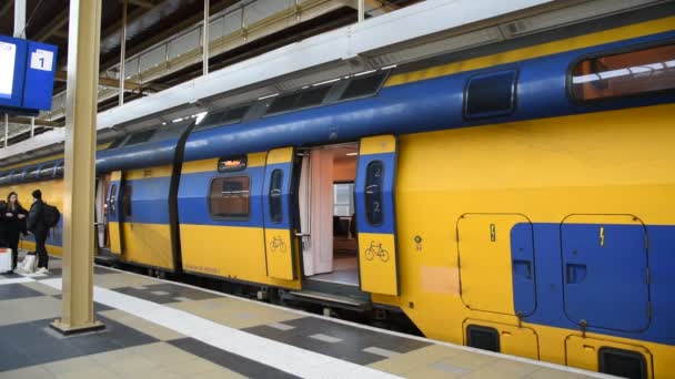 Open Train Door Amstel Station Amsterdam Netherlands 2019 — Stock video