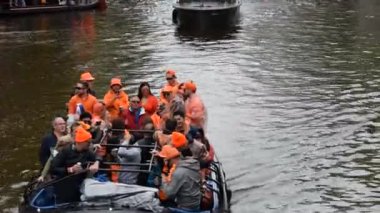 Kingsday Amsterdam 'da Bir Tekneyle Gezinen İnsanlar 2019 Hollanda 