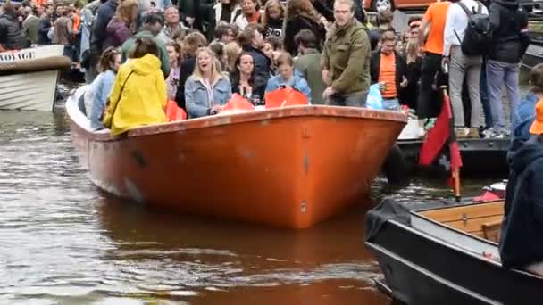 Люди Путешествующие Лодке День Короля Амстердам Нидерланды 2019 — стоковое видео
