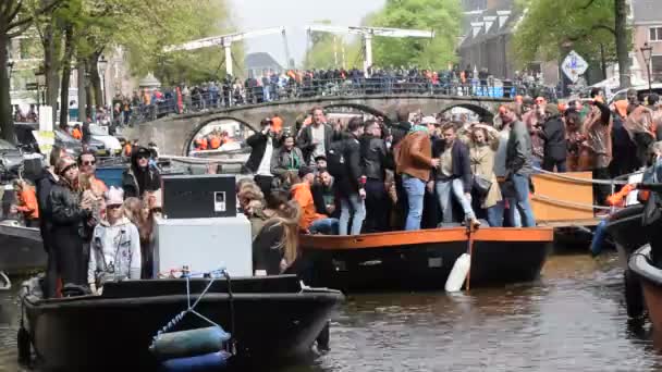 Mensen Varen Met Een Boot Koningsdag Amsterdam Nederland 2019 — Stockvideo