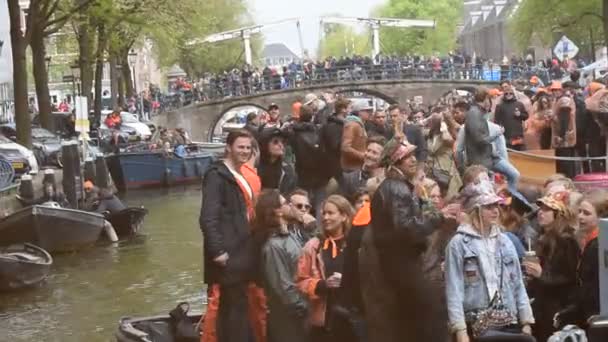 Pessoas Cruzando Com Barco Kingsday Amsterdam Holanda 2019 — Vídeo de Stock