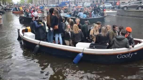 在荷兰阿姆斯特丹国庆2019年乘坐小船游览的人 — 图库视频影像