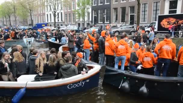 Pessoas Cruzando Com Barco Kingsday Amsterdam Holanda 2019 — Vídeo de Stock