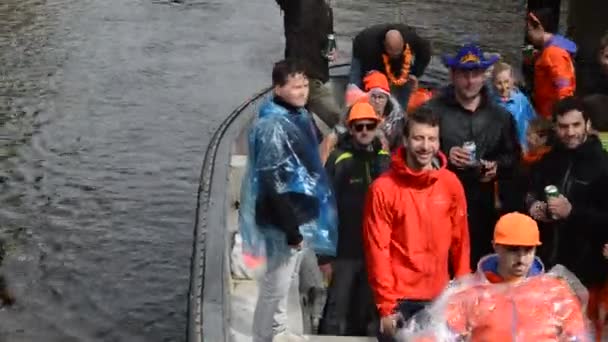 Människor Kryssning Med Båt Kingsday Amsterdam Nederländerna 2019 — Stockvideo