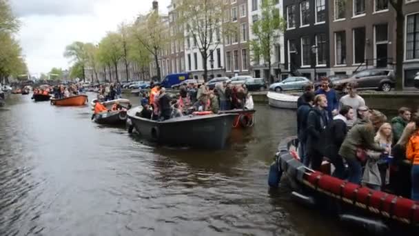 Pessoas Cruzando Com Barco Kingsday Amsterdam Holanda 2019 — Vídeo de Stock