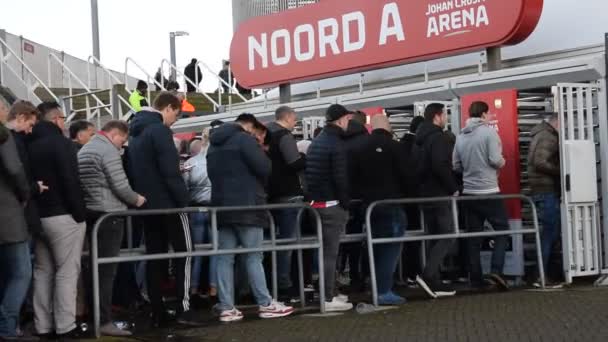 Amsterdam 2020 Johan Cruijff Arena Nın Girişindeki Girişindeki Insanlar — Stok video