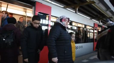 Hollanda 2019, Amsterdam 'daki Leidseplein Tramvayına Giren İnsanlar
