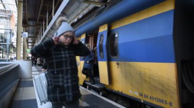 İnsanlar Amsterdam 2019 'da Focus Amstel' de trenden iniyorlar.