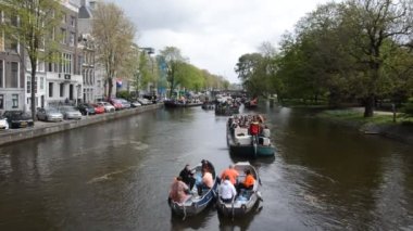 Amsterdam 'da Kraliyet Gününde Bir Teknede İnsanlar 2019