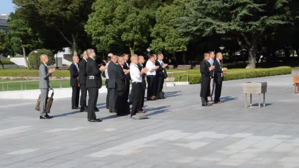Emberek Imádkoznak Örök Láng Előtt Hiroshimai Békeparkban Japán 2015 — Stock videók