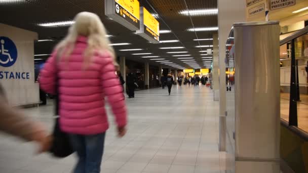 Люди Идут Воротам Аэропорта Схипхол Нидерландах 2019 — стоковое видео