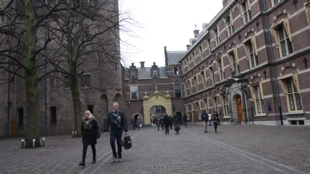 People Walking Binnenhof Den Haag Nizozemsko 2019 — Stock video