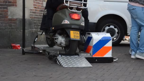 Polizei Misst Motorroller Tempolimit Asmterdam Niederlande 2019 — Stockvideo