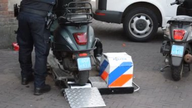 Asmterdam 2019 'da Polis Scooter' larını Hız Sınırında Ölçüyor