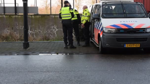荷兰阿姆斯特丹Johan Cruijff体育馆周围的警车 — 图库视频影像