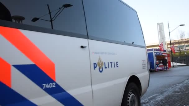 アムステルダムのヨハン クルイフ アリーナ周辺の警察車 オランダ2020 — ストック動画
