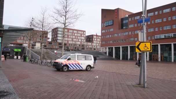 Police Car Anton Komplein Square Amsterdam Netherlands 2020 — Stock Video