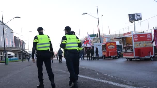 Αστυνομικοί Περνούν Από Johan Cruijff Arena Στο Άμστερνταμ Της Ολλανδίας — Αρχείο Βίντεο