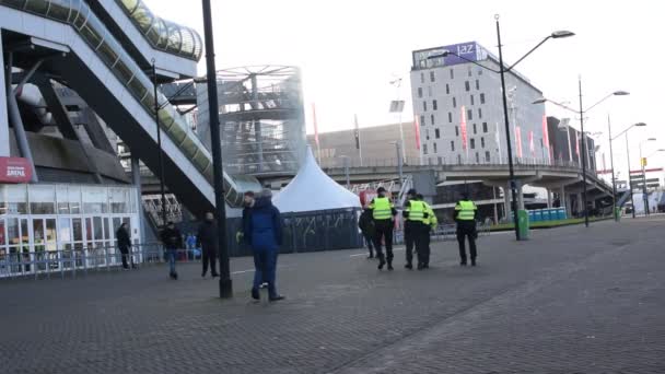 在荷兰阿姆斯特丹约翰 克鲁杰夫竞技场经过的警察 — 图库视频影像