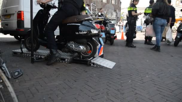 Politi Måling Scootere Deres Hastighedsgrænse Asmterdam Holland 2019 – Stock-video