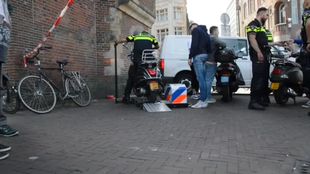 Misurazione Della Polizia Scooter Sul Loro Limite Velocità Asmterdam Paesi — Video Stock