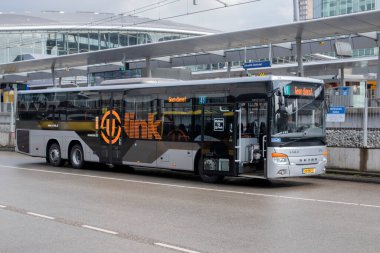 Utrecht 'teki otobüs durağındaki 41 numaralı otobüs durağında. Hollanda 14-4-2021.
