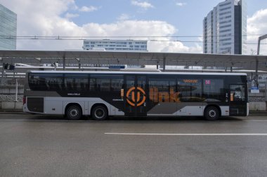 Utrecht 'teki otobüs durağındaki 50 numaralı otobüs durağı. Hollanda 14-4-2021.