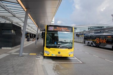 Utrecht 'teki otobüs durağında 65 numaralı otobüs. Hollanda 14-4-2021.