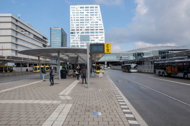 Utrecht Centraal İstasyonu 'ndaki otobüs durağı Hollanda 14-4-2021