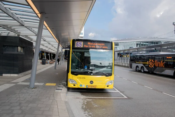 Автобус Автобусной Остановке Центральный Вокзал Утрехте Нидерланды 2021 — стоковое фото