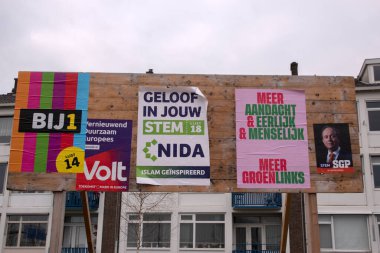 Diemen 'deki Siyasi Partilerin Posterleri Hollanda 7-3-2021