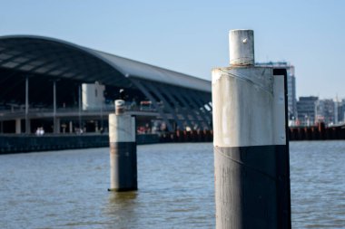 Amsterdam 'daki IJ nehrinin içindeki liman şamandırasını kapatın Hollanda 5-4-2020