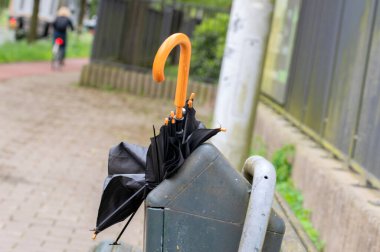 Amsterdam 'da Bir Çöp Kutusunun İçinde Şemsiyeye Zarar Verildi Hollanda 26-5-2021