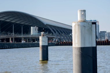 Amsterdam 'daki IJ nehrinin içindeki liman şamandırasını kapatın Hollanda 5-4-2020