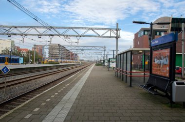 Zaandam Tren İstasyonu 'ndaki Boş Platform Hollanda 14-11-2020