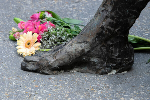 Flowers At Th Foot Of The National Monument Slave History at Oosterpark Amsterdam, Нидерланды 2-7-2020