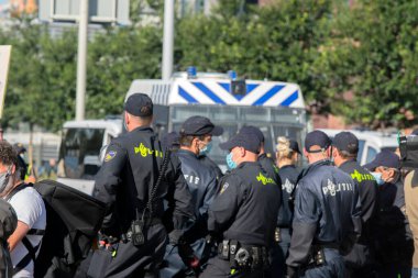 Amsterdam 'daki İsyan sırasında 21-9-2020 Polis Teşkilatı Soykırım Gösterisi