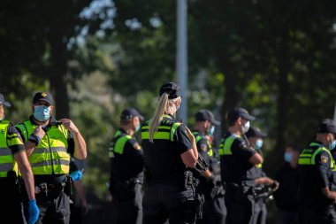 Amsterdam 'daki İsyan sırasında 21-9-2020 Polis Teşkilatı Soykırım Gösterisi