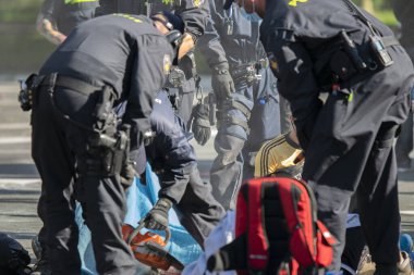 Grup Polis Teşkilatı Amsterdam 'da Göstericiyi Tutukladı Hollanda 21-9-2019