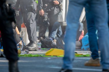 Grup Polis Teşkilatı Amsterdam 'da Göstericiyi Tutukladı Hollanda 21-9-2019