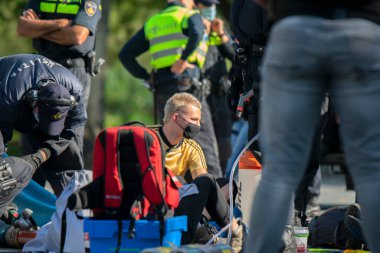 Grup Polis Teşkilatı Amsterdam 'da Göstericiyi Tutukladı Hollanda 21-9-2019