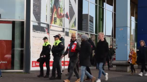 Police Marche Long Des Supporters Ajax Aréna Johan Cruijff Amsterdam — Video